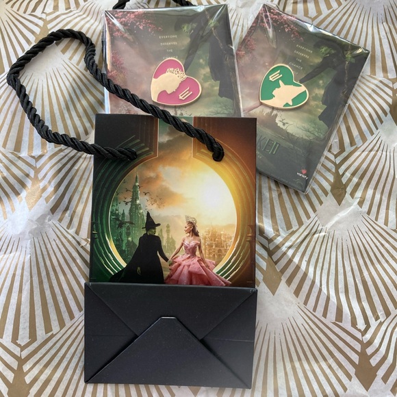 💚WICKED REGAL THEATRE COLLECTIBLES💗🪄 - Picture 3 of 6